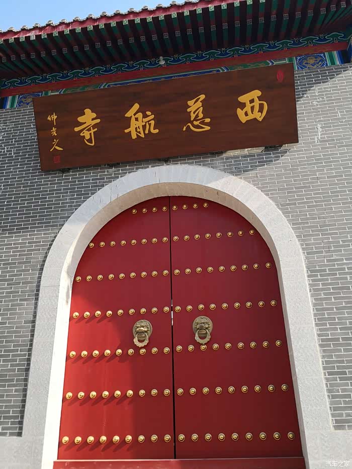 庄严肃立慈航寺门