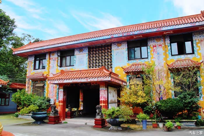 路过佛院慈济堂与小四驻足观赏