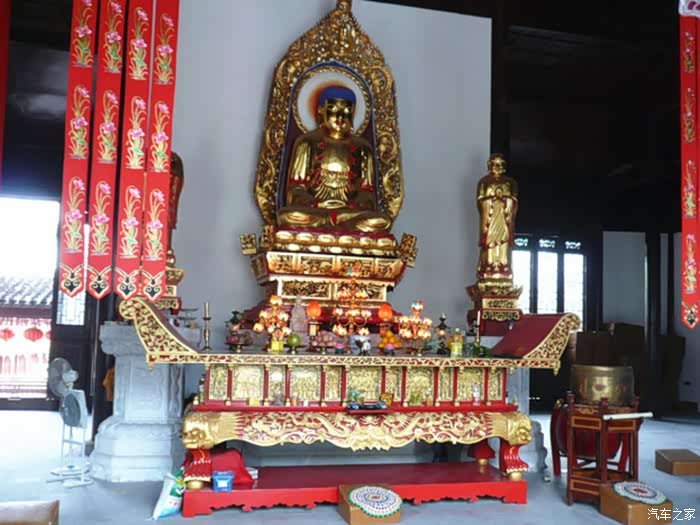 大雄宝殿内供奉毗卢遮那佛