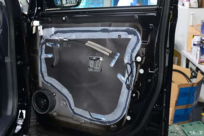 后方的侧滑门是一体冲压结构,毕竟侧滑门的面积比较大,需要更强的车门