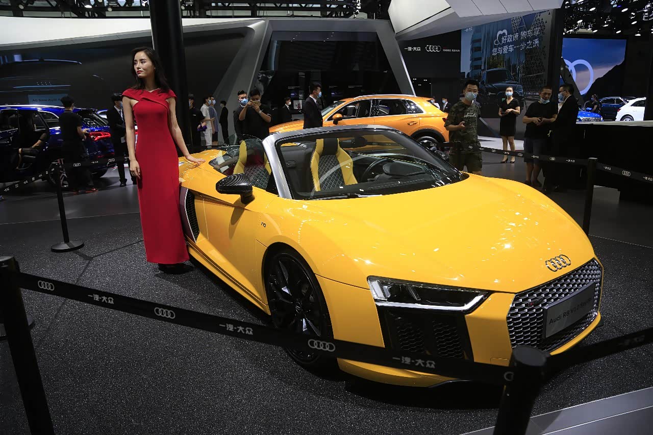 奥迪r8v10敞篷跑车在美女车模的映衬下更加名贵大气