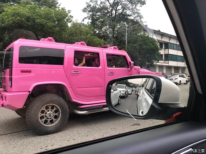 看见一个粉红色的悍马,钢铁芭比吗?