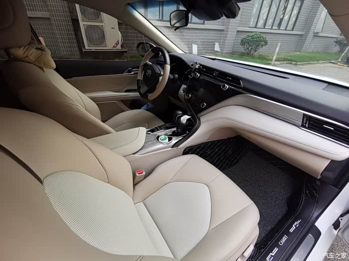 丰田八代凯美瑞白色车身米色内饰延迟半年的提车分享