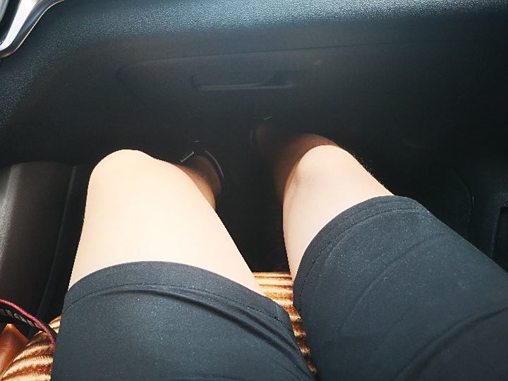 露一下我的大长腿,坐在副驾驶空间也是蛮大的,但是是我老婆的位置