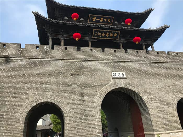 一下画舫船就能看到古城的西门,天下第一庄的大牌匾十分醒目.