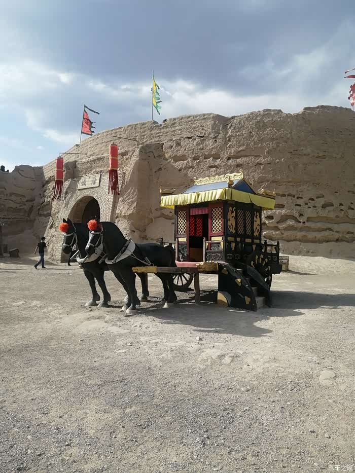 这马车有点高级哦!马儿也很喜庆滴嘛!