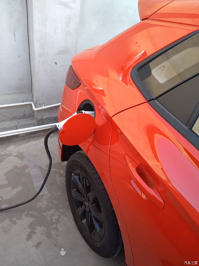 给小电车充电了