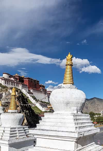 布达拉宫前白塔