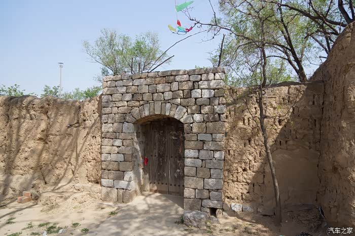 你好2021山西定襄县古村落宽沟村的香椿出芽了