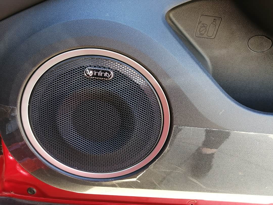全车12个燕飞利仕音响!行驶中享受全车环绕立体音乐的视听盛宴!