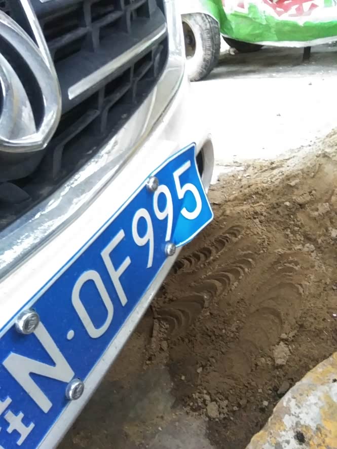 车牌被撞了歪了这样还能用吗会不会被扣12分