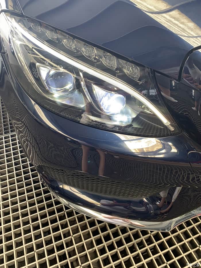 晚上开奔驰c,感觉大灯不太亮,而且有点散光.