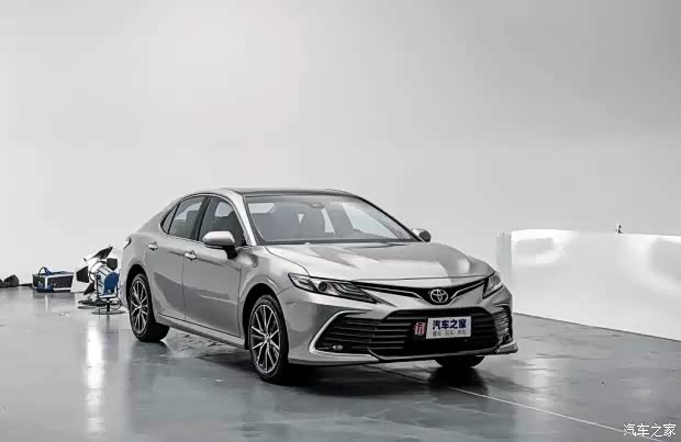 凯美瑞2021钛灰银好看吗?是雷克萨斯那种银灰吗?色