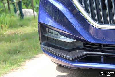 前雾灯区域,线条设计优美.