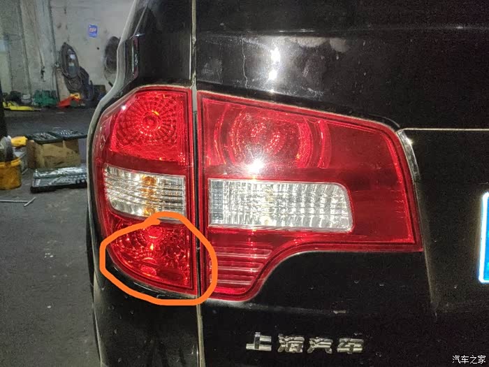 如图所示,画橙色圈灯泡不亮,右两边都最下边那颗不亮,正常吗?在线等