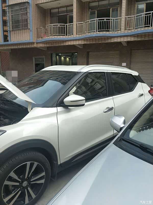 它的车窗玻璃厚实,车顶设计也比较有感觉,只了个全景的天窗,要有天窗