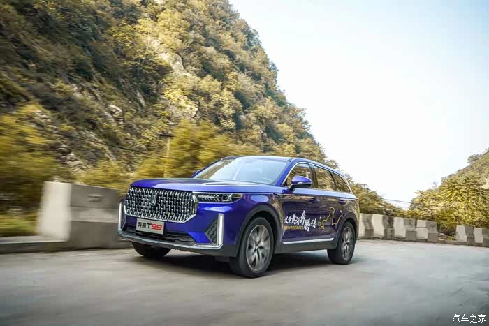 陪朋友去车展看看奔腾t99