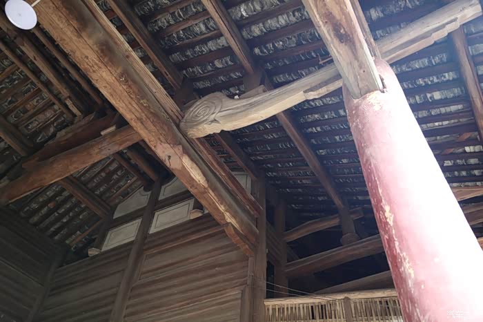 木质的大梁能保存到现在已是不易了