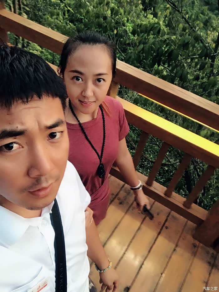 小两口的惬意饭后开着小红和老婆观景台走走