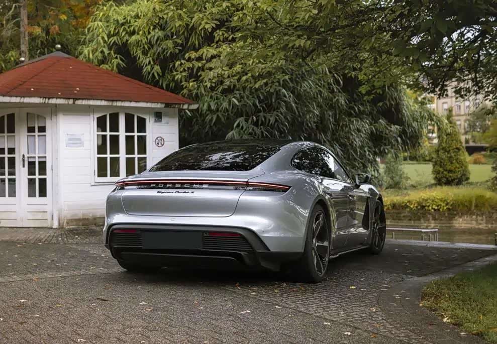 保时捷taycan的外观也采用了颠覆性的设计.