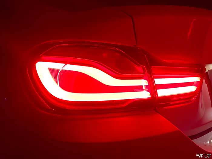 这个尾灯晚上看是真的挺优雅的