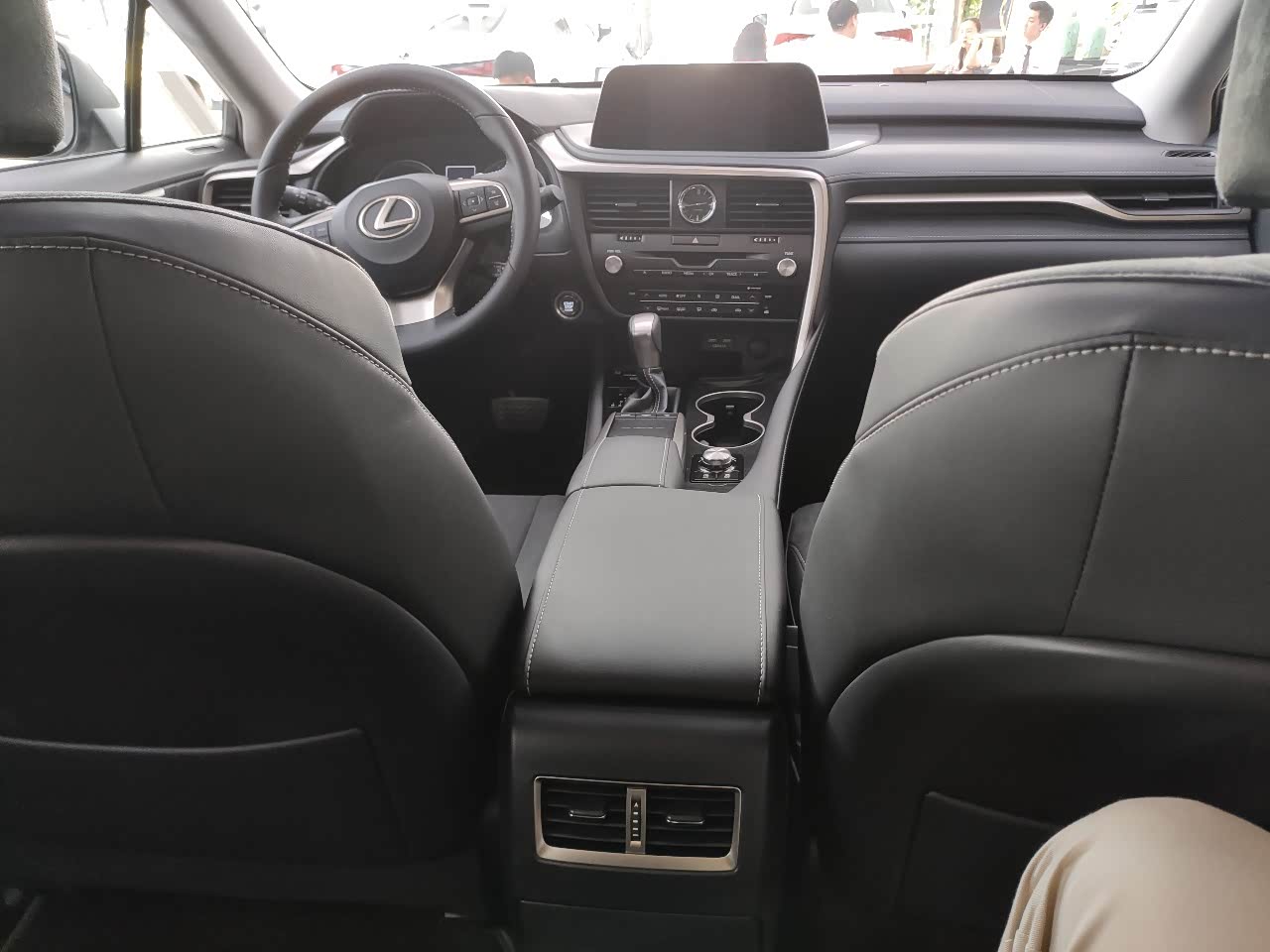 【图】4s里感受一下rx,外观很前卫内饰咋这么保守呢_雷克萨斯rx论坛
