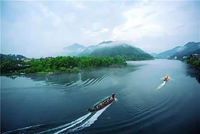 半亩方塘一鉴开,天光云影共徘徊