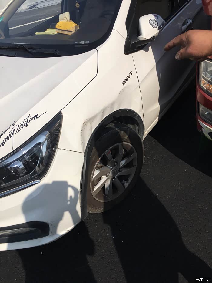 早上跑高速跟大卡车刮擦了