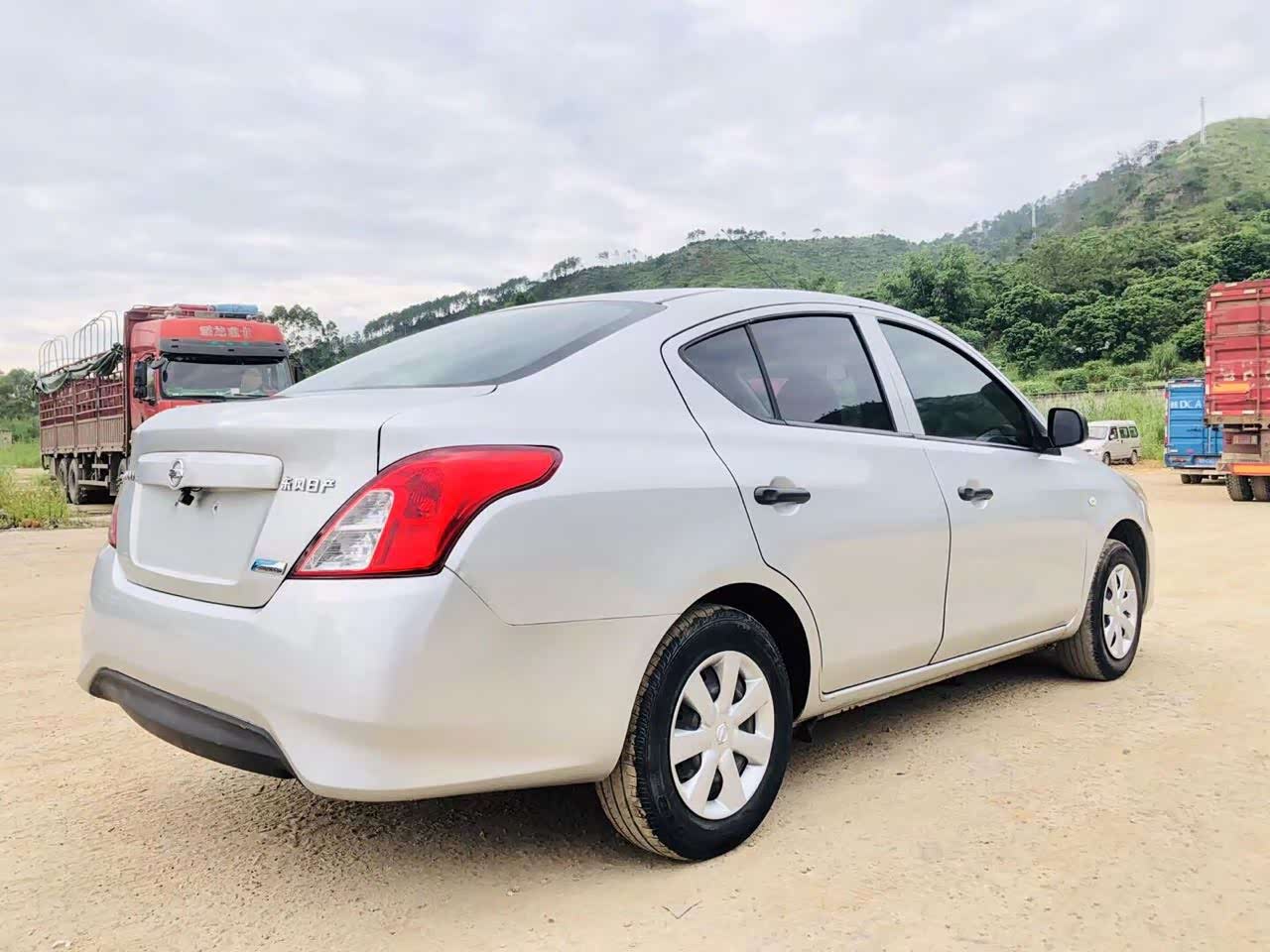 超级省油的小型车日产阳光