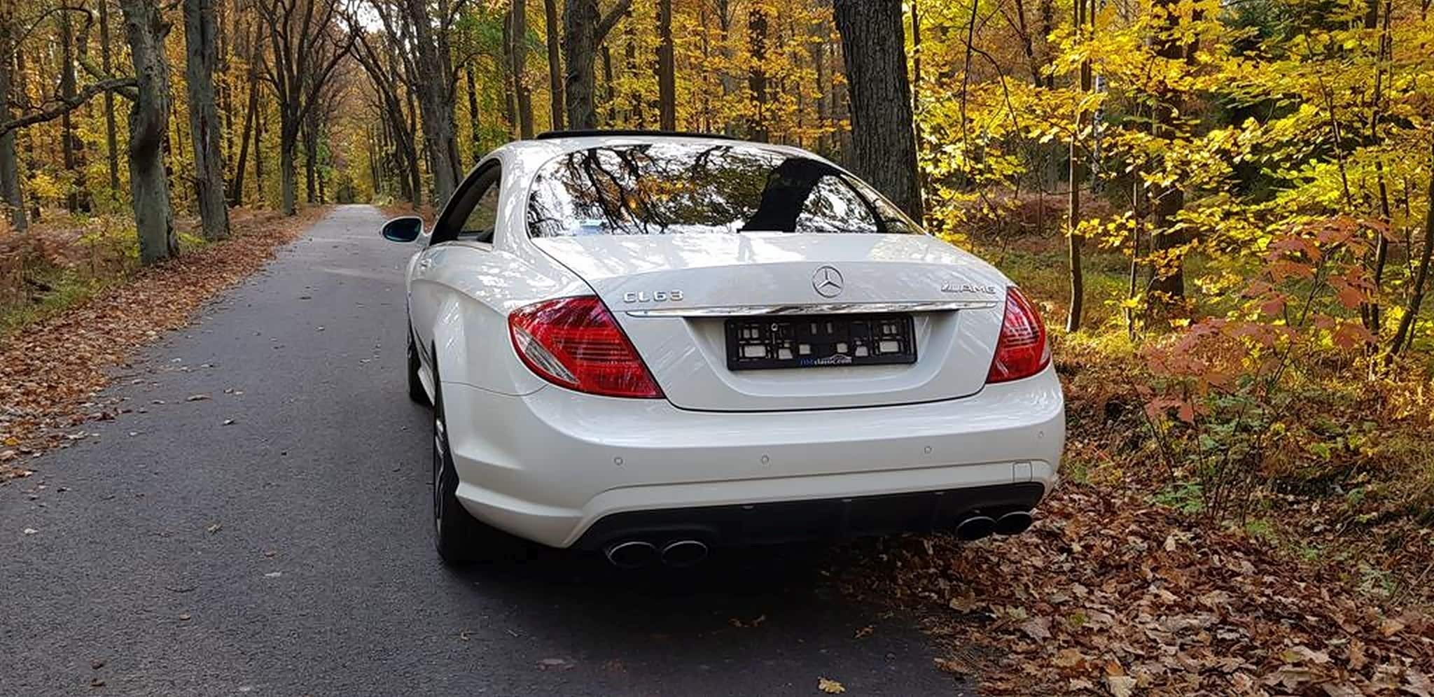 梅赛德斯奔驰cl63白色车身修长优雅