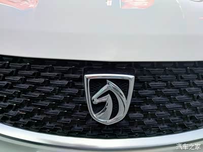 宝骏510前进气格栅和车标看起来很漂亮