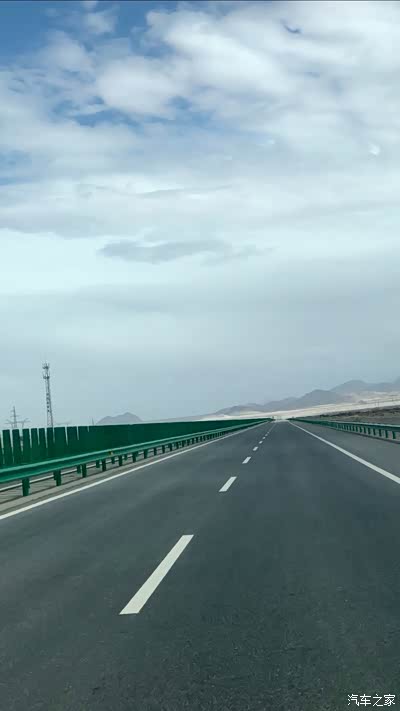 京和西藏的高速公路,全长3718公里,1996年动工,2016年10月20日(除格拉