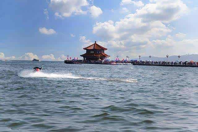 青岛海滨,果然名不虚传,第一海水浴场不错!