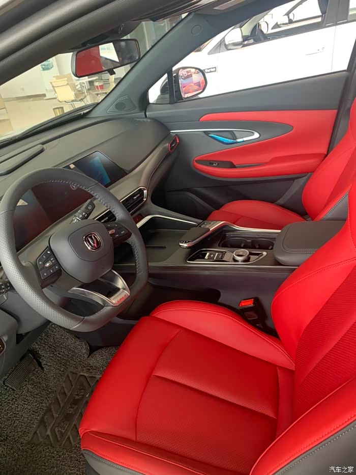 这带有一点骚气的红色内饰