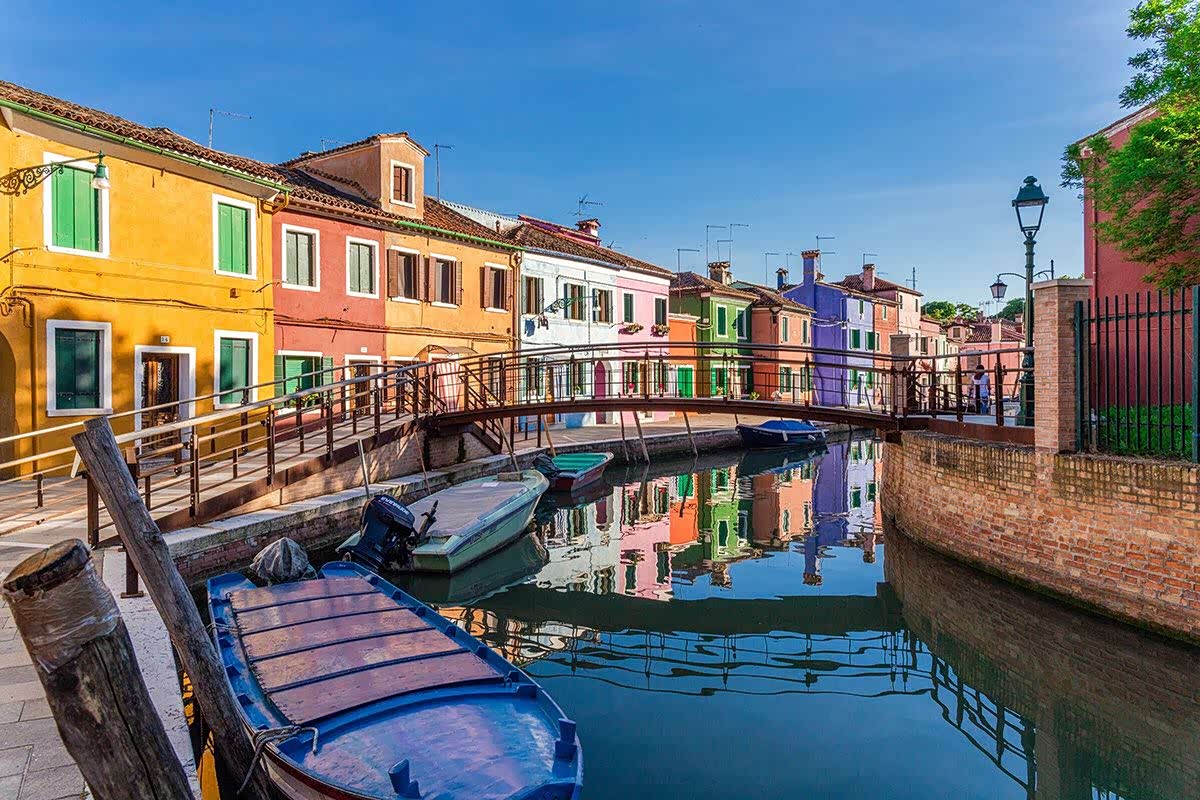 意大利北部的小岛布拉诺称为彩虹岛