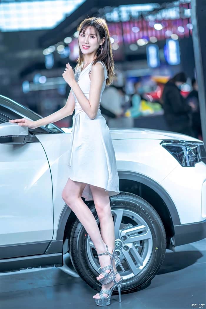 美女车模分享,大长腿有木有?