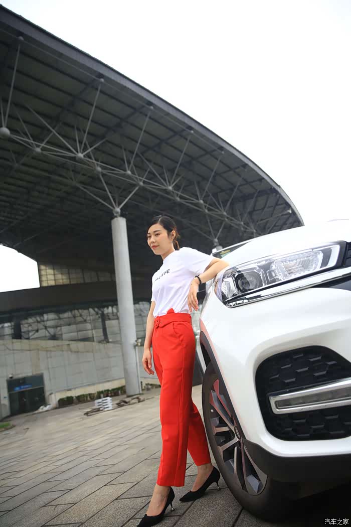 【车模】美女车模上线,视觉盛宴带你一起探索瑞虎八