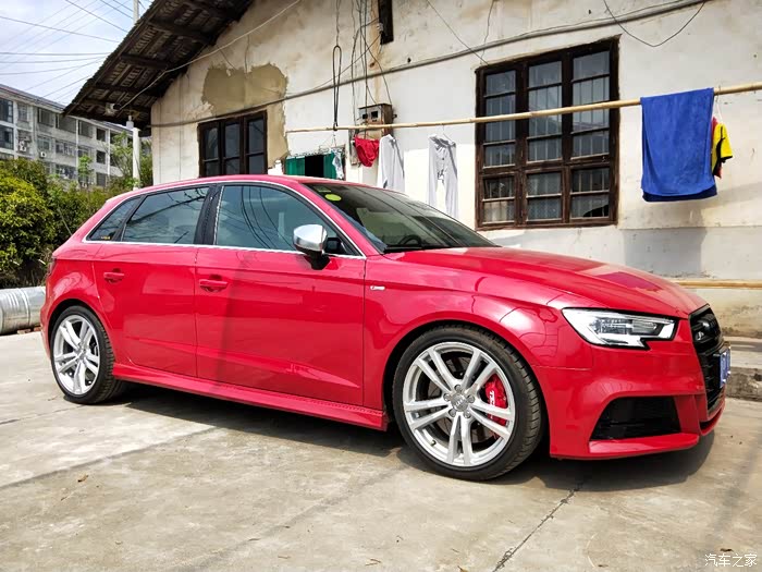 求奥迪a3两厢红,蓝,灰颜色车子的照片