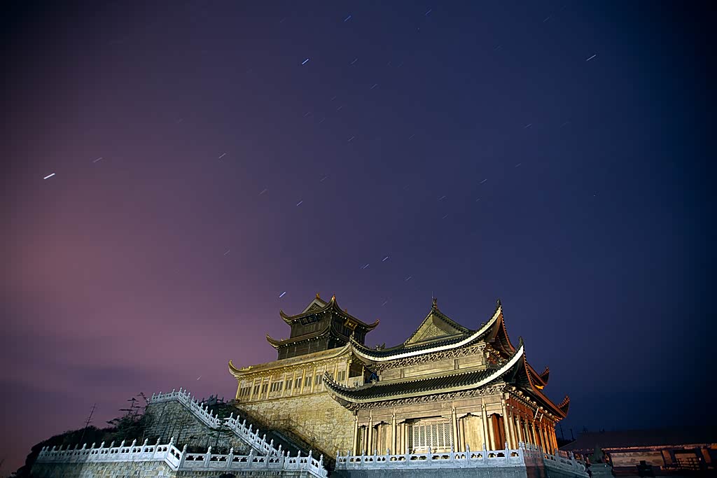 峨眉山巅的夜景很美,这就是旅行的目的地