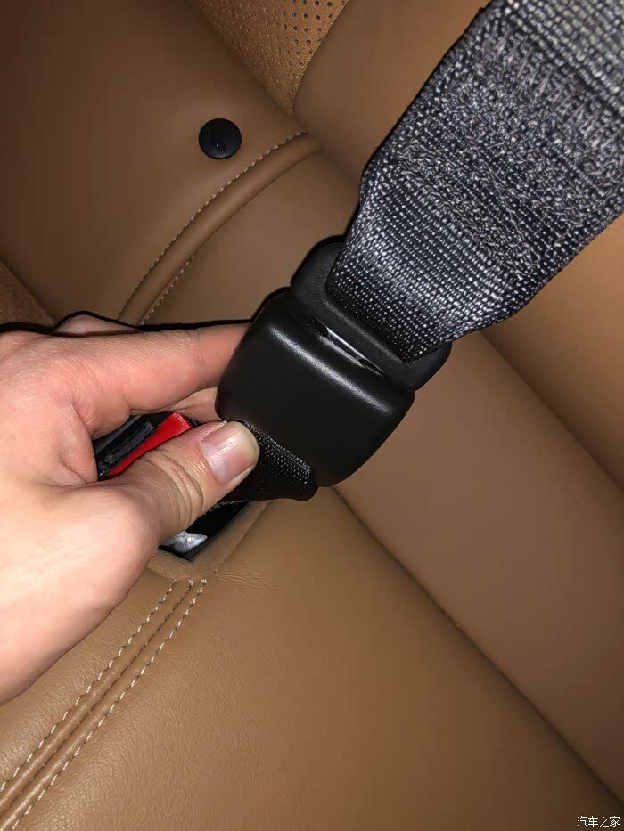 后排安全带卡扣怎么解开