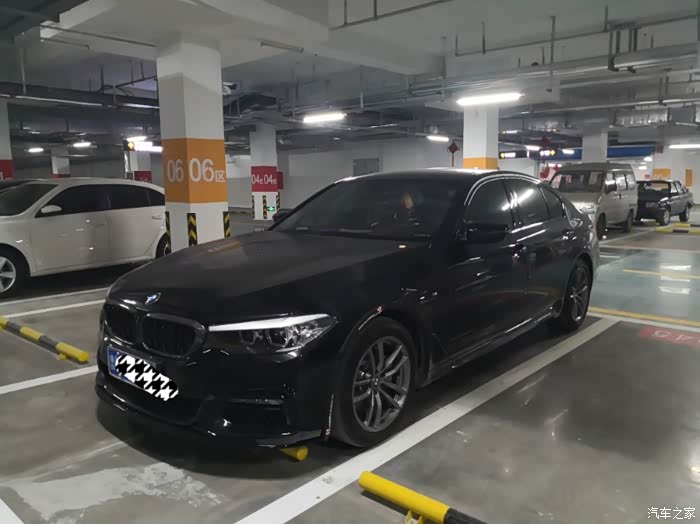 宝马525i黑色加装前后唇中网