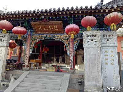 五爷庙是一座不大的龙王庙,又称万佛阁,是 五台山 香火最旺,名声最大