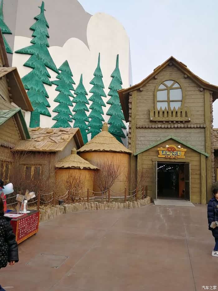 光头强主的森林小屋,特别吸引小朋友的关注和欢迎.