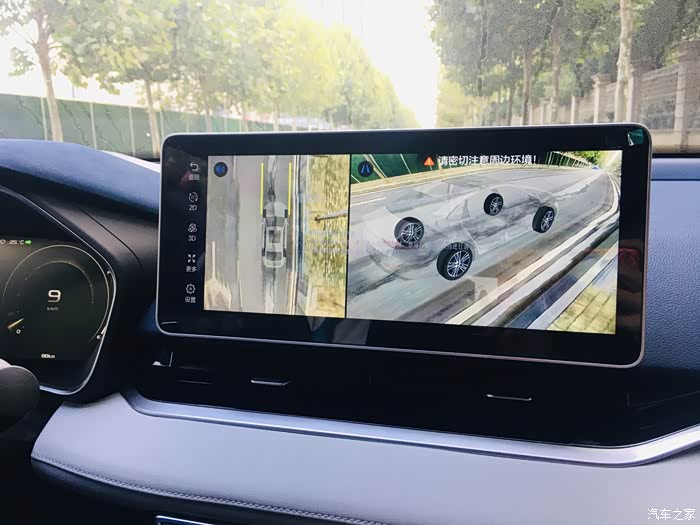 540度的全景影像,做到了整个车身透明,让驾驶更安心
