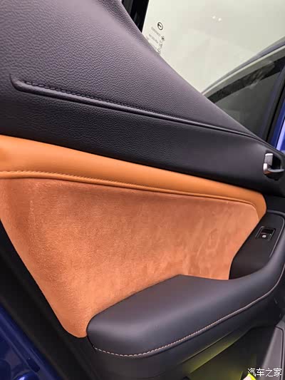 反毛皮的棕色门板,显得很是运动.