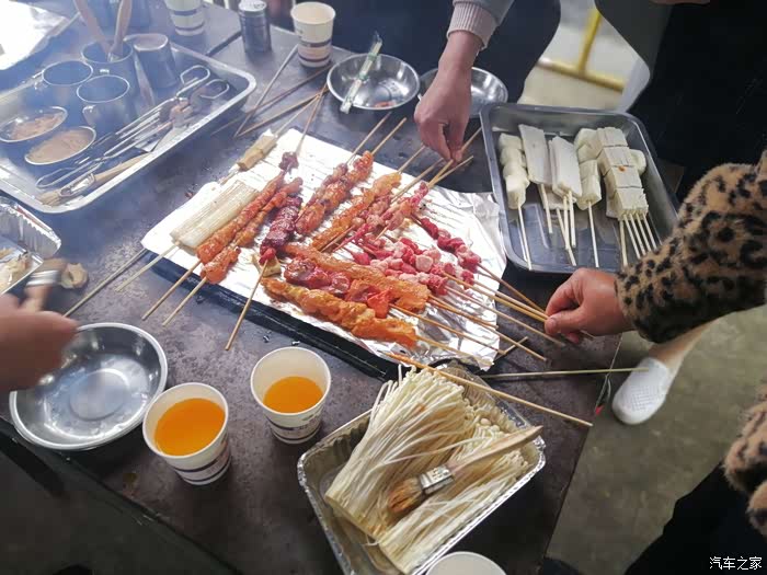 愉快的周末黄大仙烧烤派对