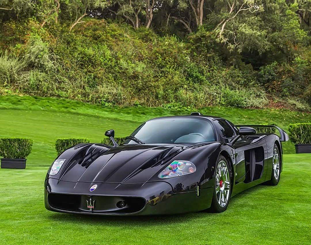 黑色玛莎拉蒂mc12