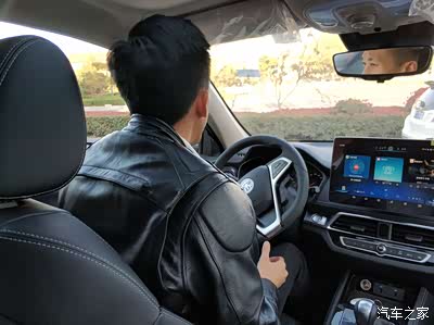 都说野性的男人最帅,看看杰哥的开车身影,我觉得激情驾驶中的男人更帅