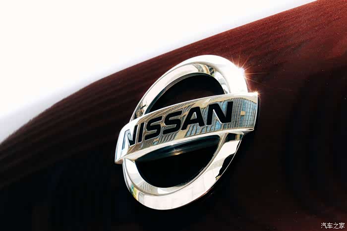 锃光瓦亮的nissan标.