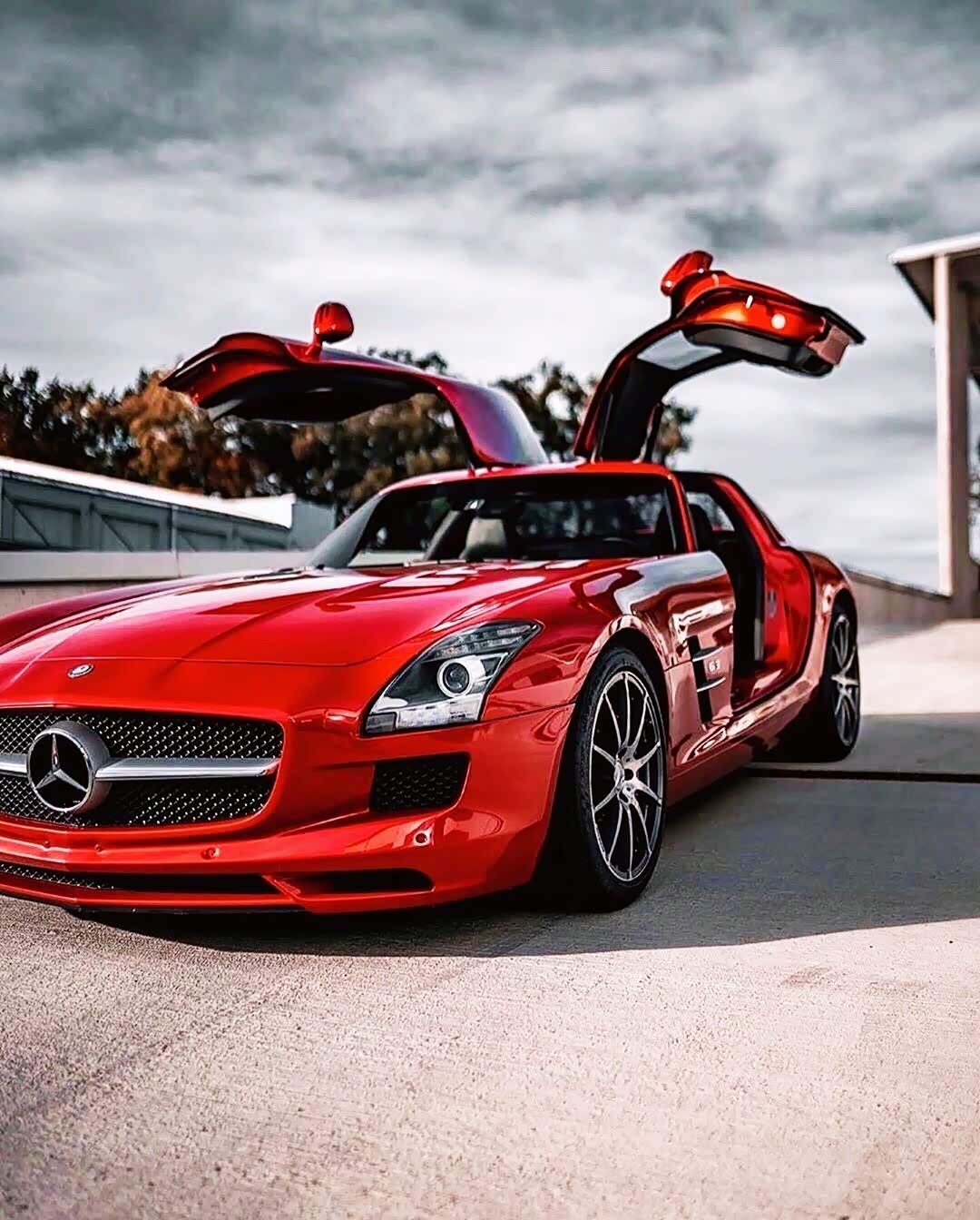 奔驰红色的跑车是那样的帅气
